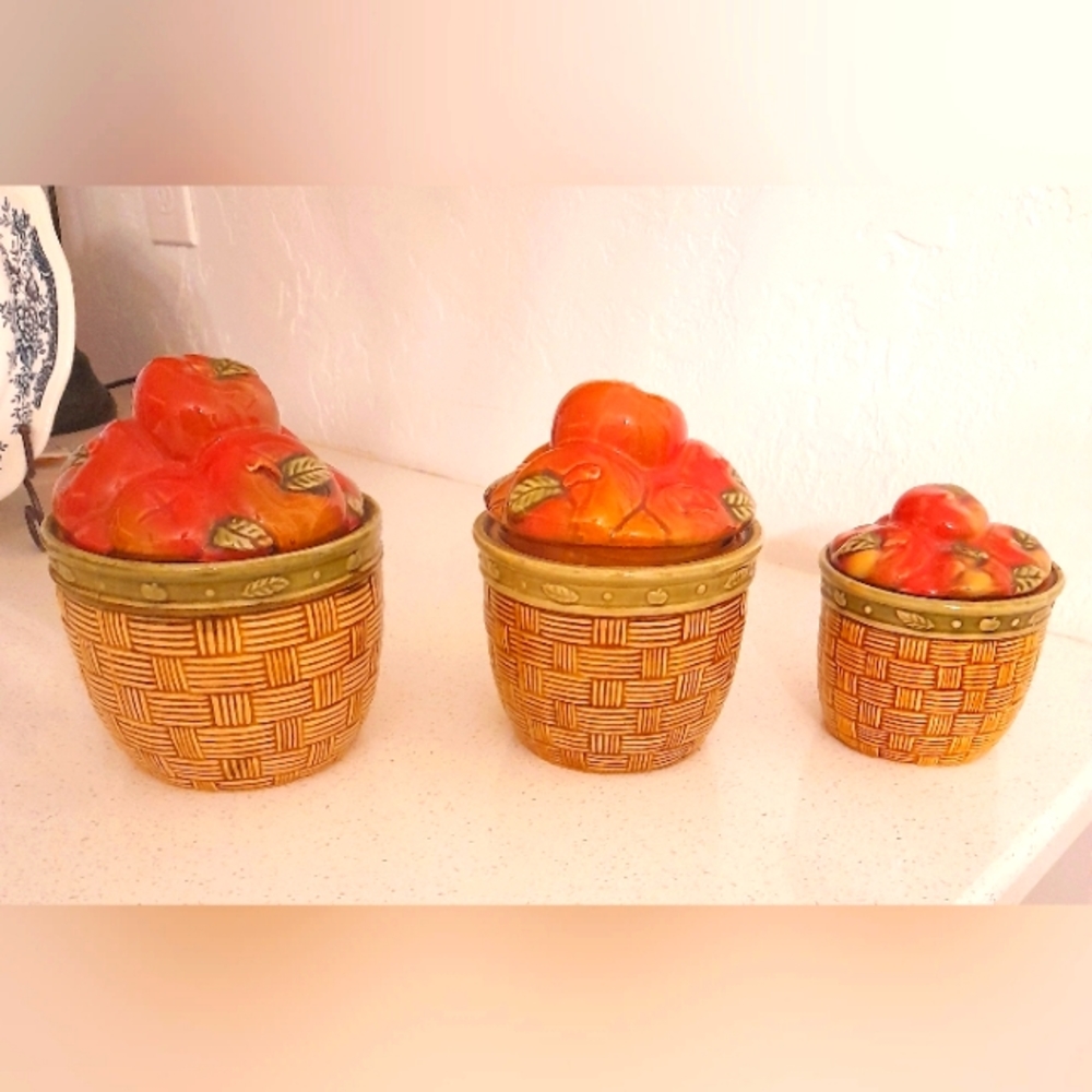 VINTAGE "APPLES IN A BASKET" SET OF 3 CANISTERS w/Rubber Seals SUPER CUTE